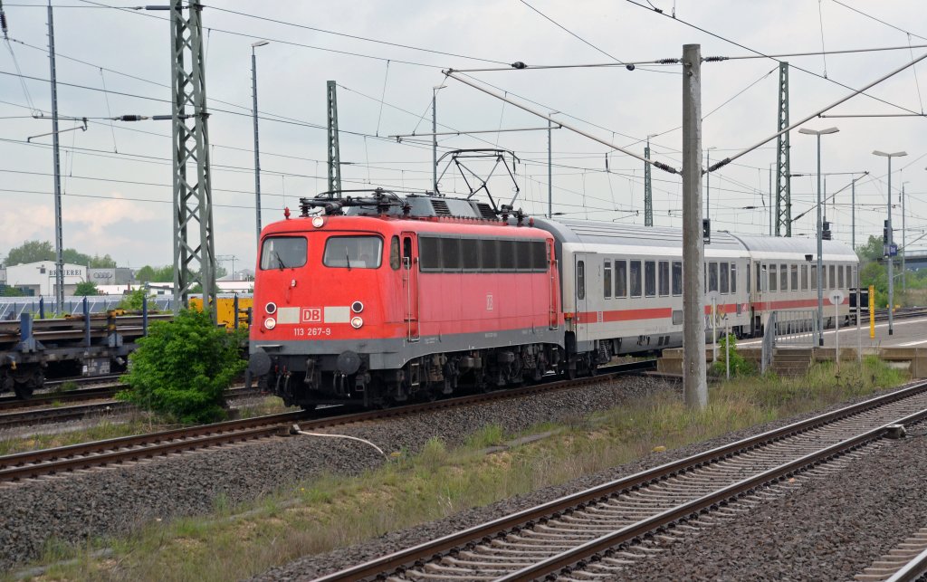 Mit dem PbZ 2467 von Berlin nach Leipzig verlsst 113 267 am 09.05.13 Bitterfeld Richtung Delitzsch.