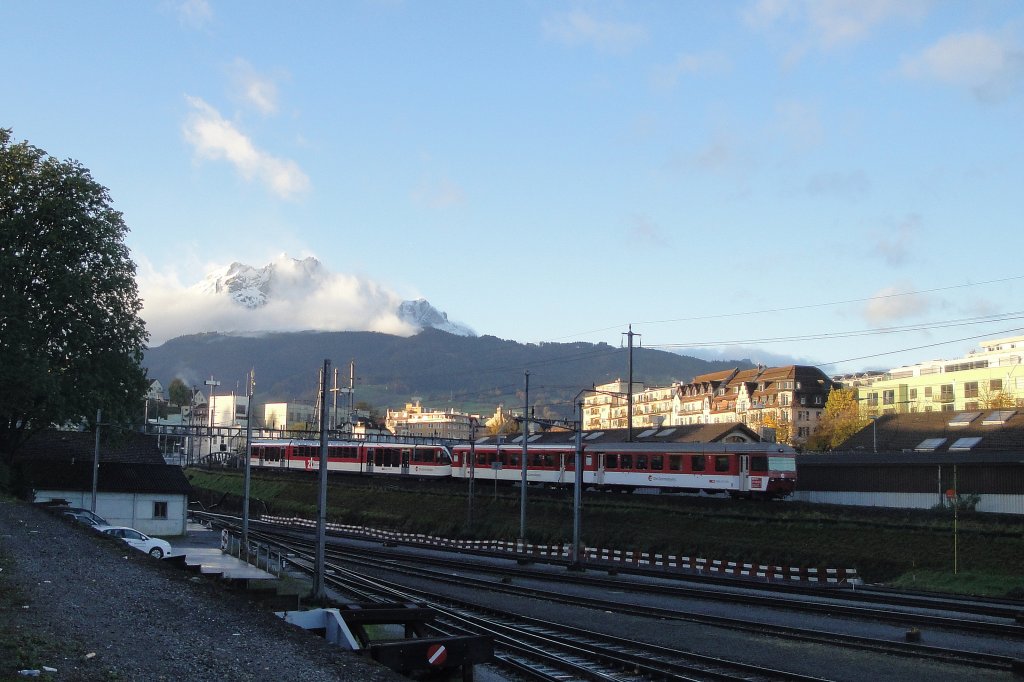 Mit dem Pilatus im Hintergrund befindet sich am 05.11.12 ein Spatz mit Modul auf der zB-Rampe im Bahnhof Luzern, welche mit nderung der Streckenfhrung berflssig wird und bald verschwindet.