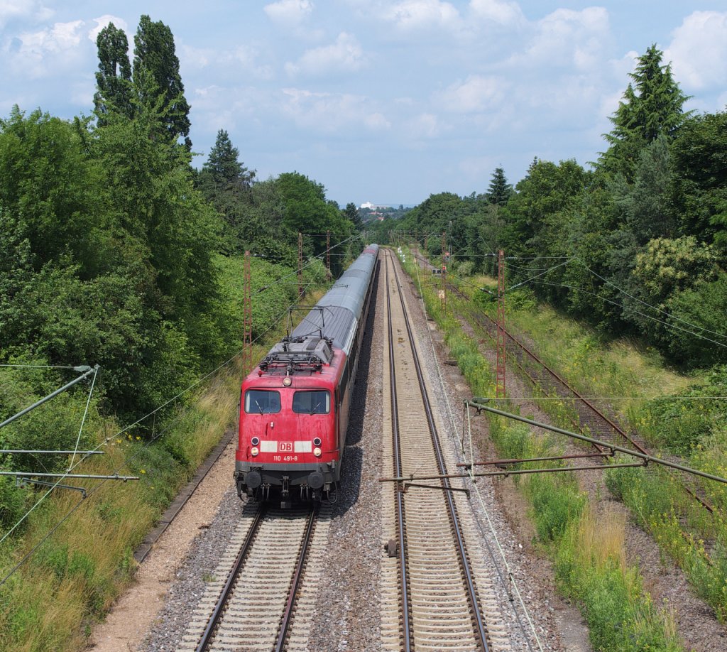 Mit dem Pilgerzug nach Lourdes - 15 Wagen m��ten es gewesen sein die 110 491 am Haken hatte.
Ein Pilgerzug war unterwegs von Koblenz nach Lourdes.
Durch das Moseltal ging es weiter �ber die Saarstrecke Richtung Pfalz.
Hier bei Ensdorf hatte der Zug + 20 Minuten abweichend vom Fahrplan.

Auf der rechten Seite der Rest vom Anschlu�gleis der Grube Ensdorf aber mit hochmodernem Prellbock.

Ensdorf Saar 06.07.2013 - KBS 685 - Bahnstrecke 3230 Saarbr�cken - Karthaus.