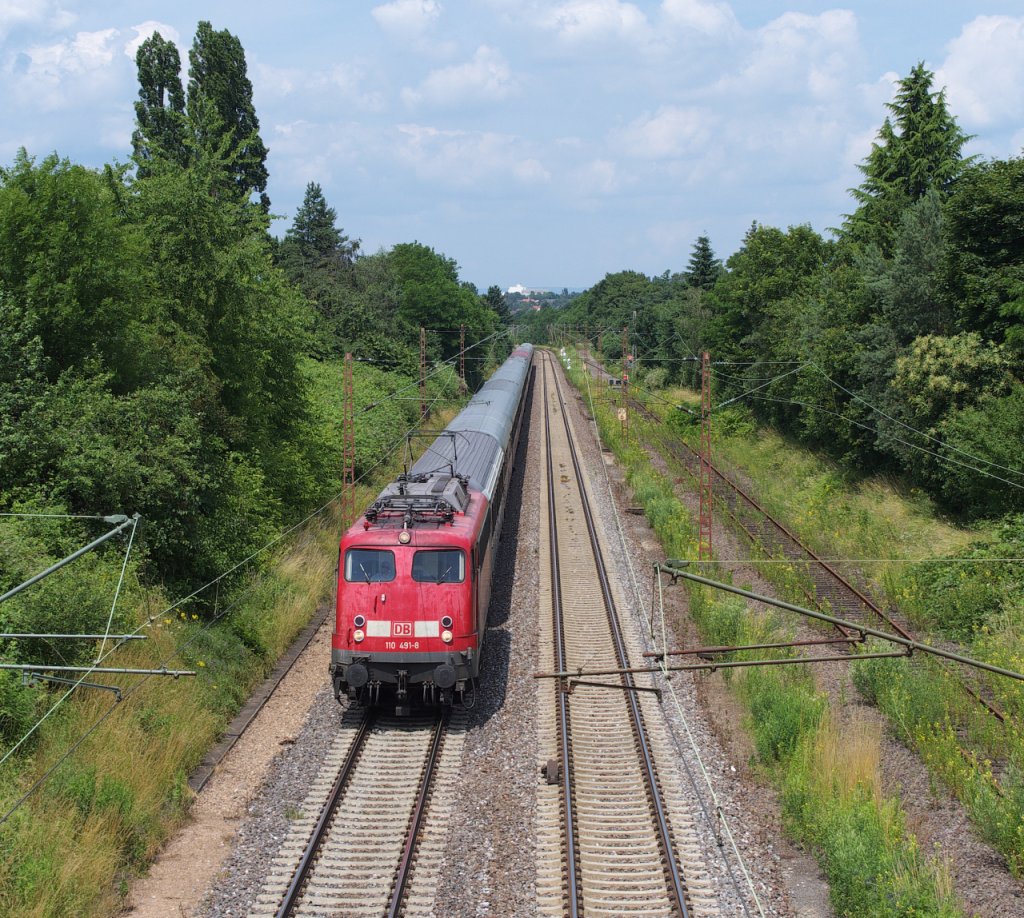 Mit dem Pilgerzug nach Lourdes - 15 Wagen mten es gewesen sein die 110 491 am Haken hatte.
Ein Pilgerzug war unterwegs von Koblenz nach Lourdes.
Durch das Moseltal ging es weiter ber die Saarstrecke Richtung Pfalz.
Hier bei Ensdorf hatte der Zug + 20 Minuten abweichend vom Fahrplan.

Auf der rechten Seite der Rest vom Anschlugleis der Grube Ensdorf aber mit hochmodernem Prellbock.

Ensdorf Saar 06.07.2013 - KBS 685 - Bahnstrecke 3230 Saarbrcken - Karthaus.