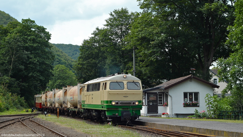 Mit dem planmigen GmP aus Brenk fuhr am Nachmittag des 18. Juli 2012 die Brohltalbahn-Diesellok D5 in den Bahnhof Brohl B.E. ein. Nach kurzem Rangiermanver wurden die Gterwagons dann weiter in den Umladebahnhof befrdert.