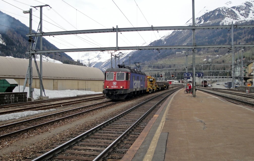 Mit dem planmssigen und wchentlichen GZ Erstfeld-Airolo trifft die Re 620 086-9  Hochdorf  am 15.04.10 im hchstgelegenen SBB-Bahnhof ein.