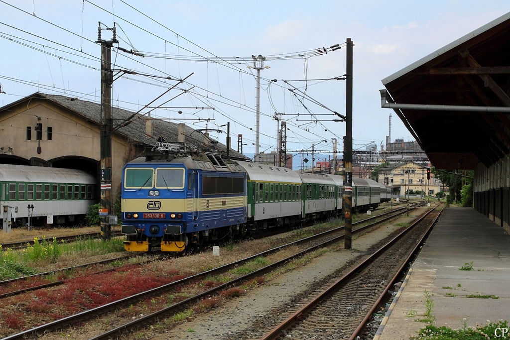 Mit dem R 613 nach Prag erreicht 363 130-6 den Bahnhof Usti nad Labem hl.n. (02.06.2011)