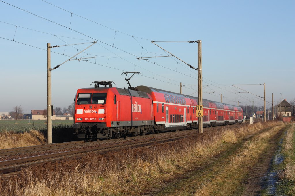 Mit dem RE 50 von Leipzig nach Dresden passiert 145 042-8 die kleine Ortschaft Bhla. In der Adventszeit ist ein zustzlicher Wagen eingereiht. Fotografiert am 29.11.2011. 