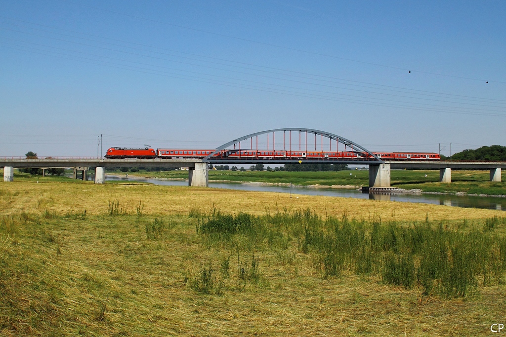 Mit dem RE nach Leipzig berquert 182 007-5 die Elbe bei Torgau. (9.7.2010)