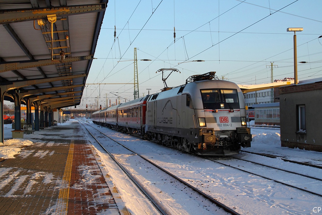 Mit dem RE nach Leipzig steht 182 004-2 am 4.12.2010 in Cottbus.