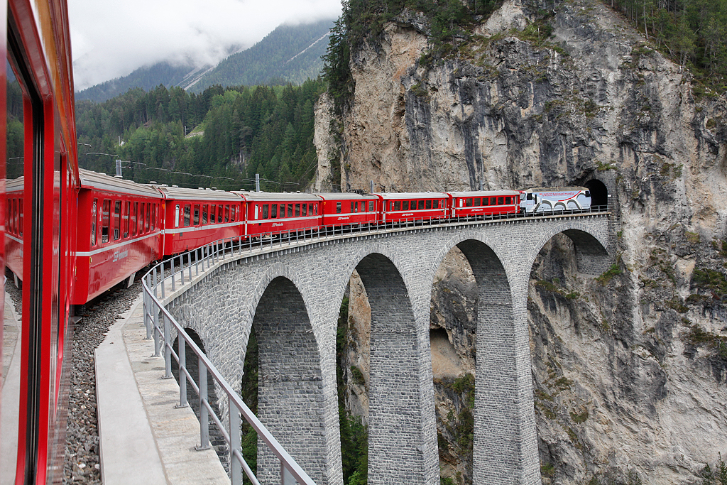 Mit dem RE der RhB auf dem Landwasserviadukt kurz vor Filisur. Unser Zug wird von der Ge 4/4 III mit Werbekleid Unesco Weltkulturerbe gezogen, 01. Juni 2012, 14:00