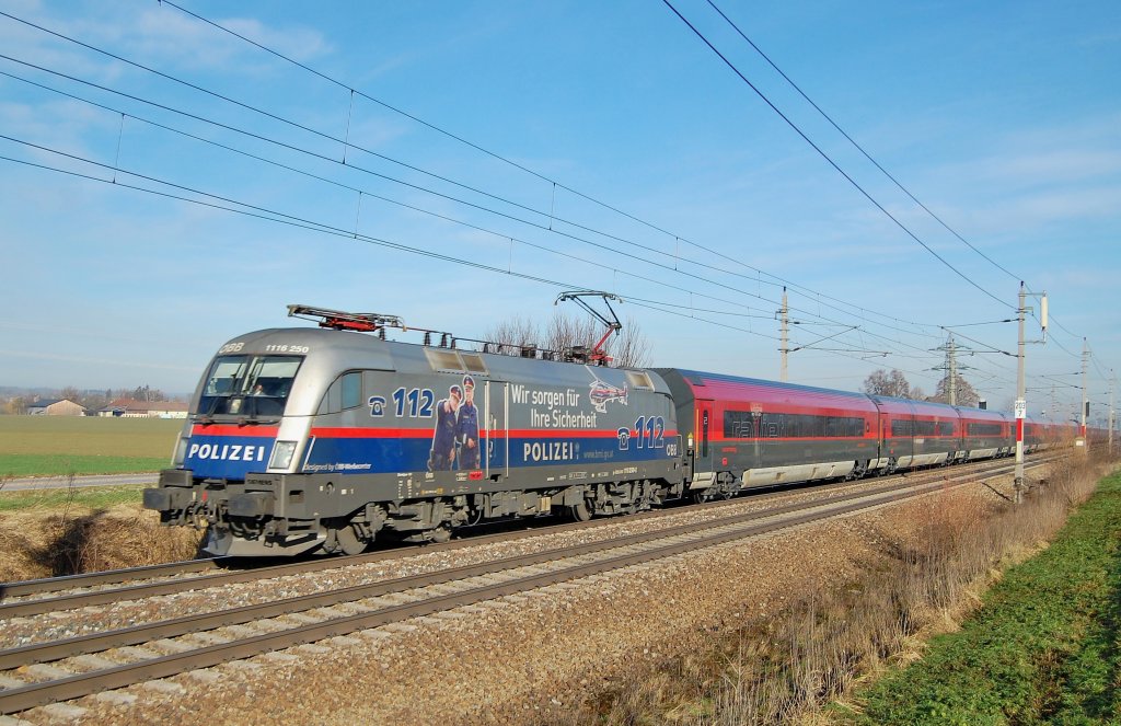 Mit dem RJ564 am Haken ist am 31.12.2012
die 1116 250 bei Marchtrenk durchgefahren.