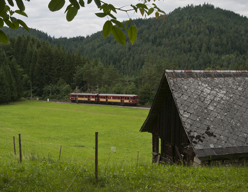 Mit dem  Roten Heuler  im Schwarzwald unterwegs - 465 005 der SVG am 1. August 2010 bei Unterhippensbach.