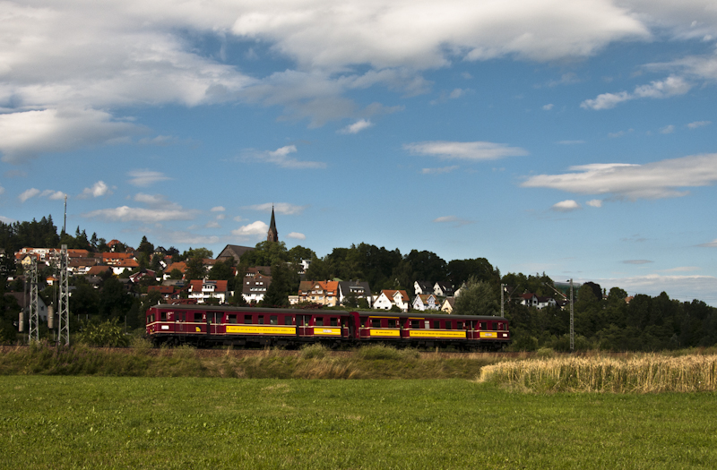 Mit dem  Roten Heuler  im Schwarzwald unterwegs - 465 005 der SVG am 1. August 2010 vor der Stadtkulisse von St. Georgen.