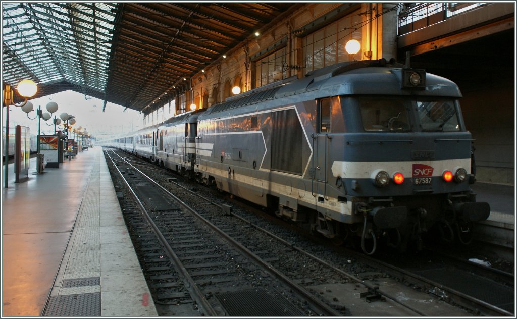 Mit dem schwierigen Licht gekmpft und verloren - trotzdem wage ich dieses Bild mit den zwei SNCF BB 67000 vor einem langen Schnellzug in Paris Nord hier zu zeigen.
12. Nov. 2012