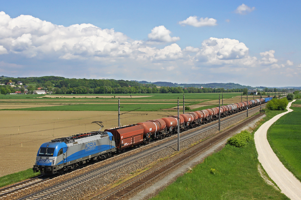 Mit dem SGAG 47180 war die ADRIA-Maschine 1216.920 am 09. Mai 2010 von Bratislava-Petrzalka via Passau gen Norden unterwegs und wurde zwischen den Bf. Blindenmarkt und Amstetten abgelichtet.