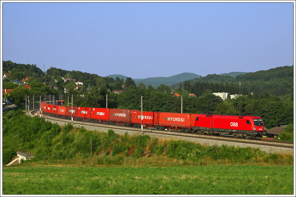Mit dem SKGAG 41380 fuhr die 1116.267 am 14. Juli 2010 von Hegyeshalom nach Passau Gbf und wurde im Abendlicht nahe Drrwien abgelichtet.
