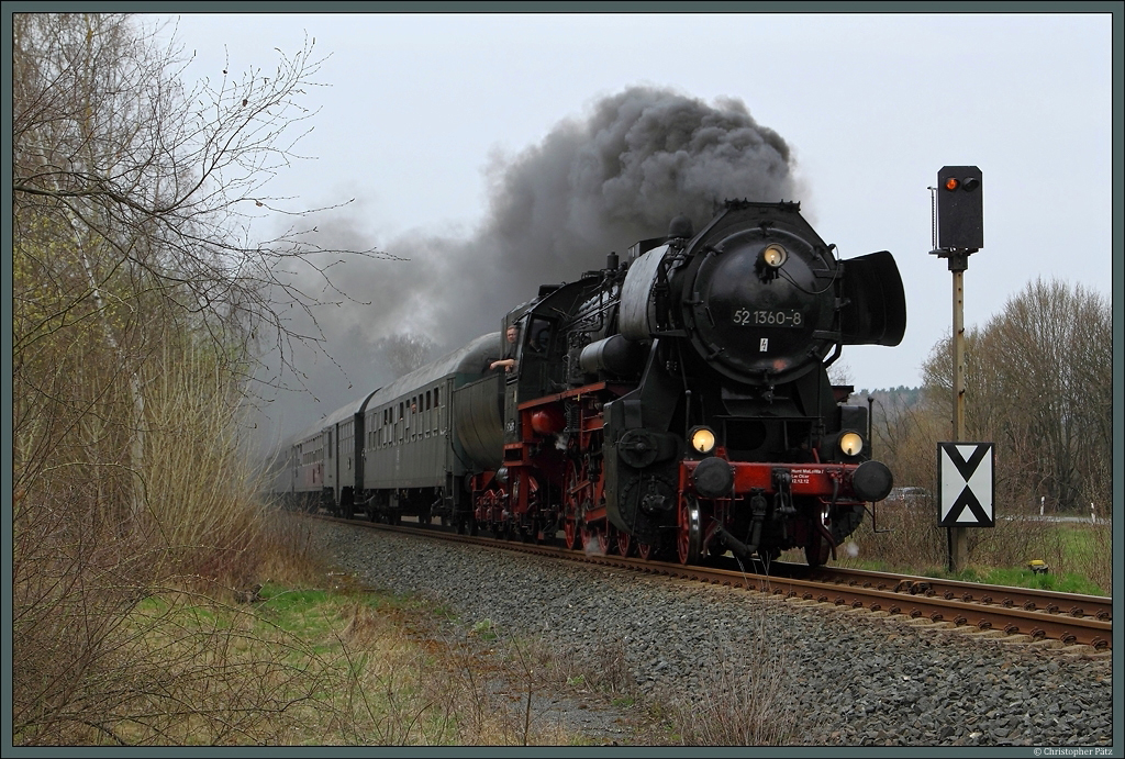 Mit dem Sonderzug  Mansfelder Land  war 52 1360-8 am 21.4.2013 unterwegs. Die Fahrt fhrte von Vienenburg ber Goslar, Seesen, Herzberg und Nordhausen nach Klostermansfeld. Hier passiert der Zug das Einfahrvorsignal des Bahnhofs Ellrich.