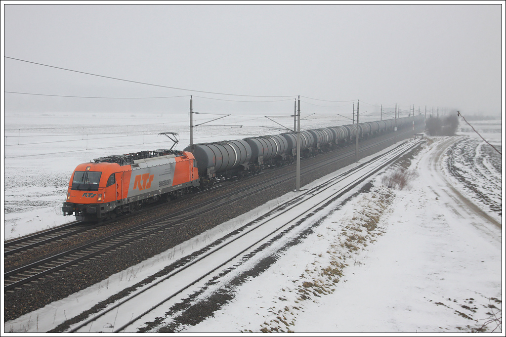 Mit dem SRID 47180 aus Hegyeshalom ist die 1216 901 des privaten EVU  RTS  am 8. Jnner 2011 unterwegs und wurde im Nebel unweit von Amstetten abgelichtet. Am Zugschluss befand sich noch die rumnische Diesellokomotive LDH 427, welche 1989 gebaut wurde.