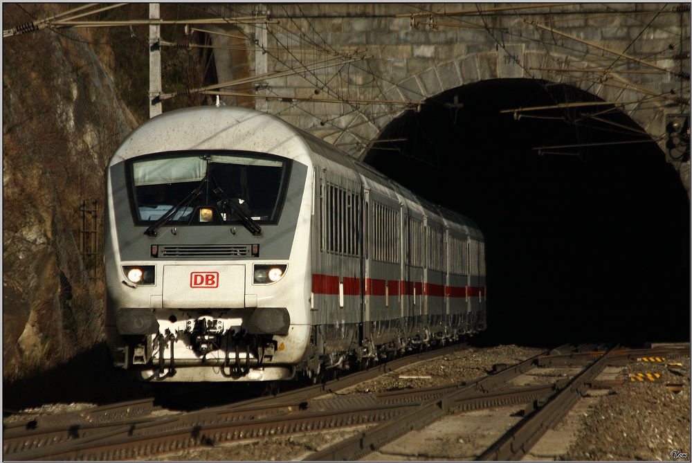 Mit dem Steuerwagen voran kommt der EC 316, geschoben von 101 113 aus dem Galgenbergtunnel nahe St.Michael. Die Fahrt geht von Graz nach Saarbrcken. 3.1.2010