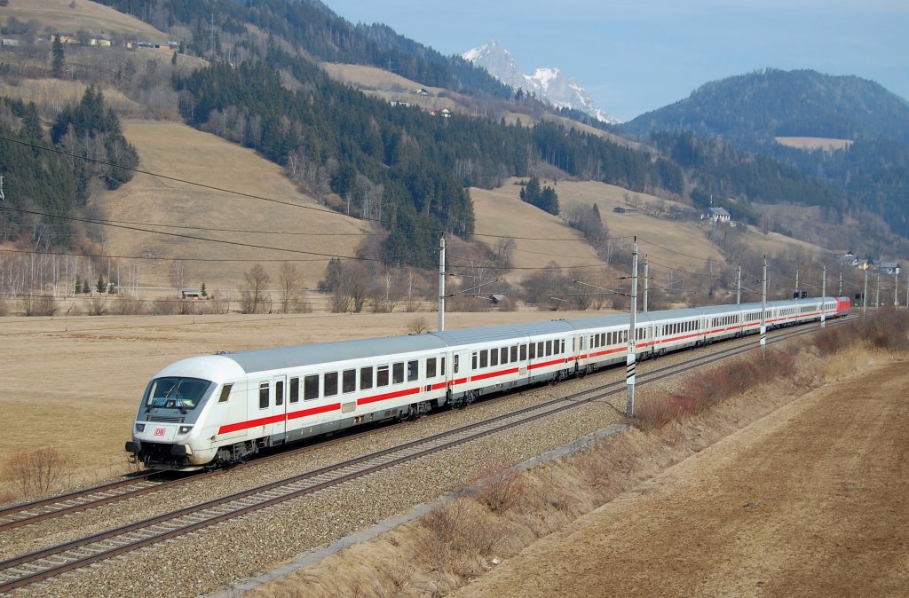 Mit dem Steuerwagen voraus ist am 12.03.2011 der
EC 216 bei Rottenmann unterwegs gewesen.
Schiebelok war die 101 012.
