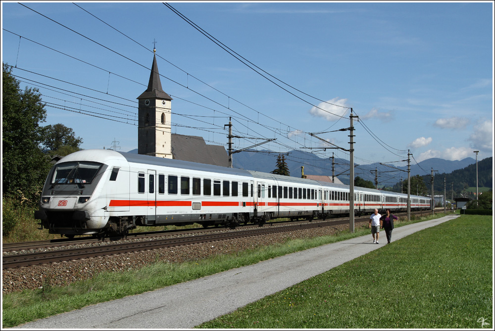 Mit dem Steuerwagen voraus fhrt EC 216 von Graz nach Saarbrcken.Geschoben wurde der Zug von  101 060.
Kammern 22.9.2011