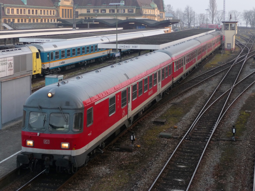 Mit dem Steuerwagen voraus wartet ein RE in Lindau HBf (Insel) auf Abfahrt (5.3.11), aufgenommen von der Fu�g�ngerbr�cke...