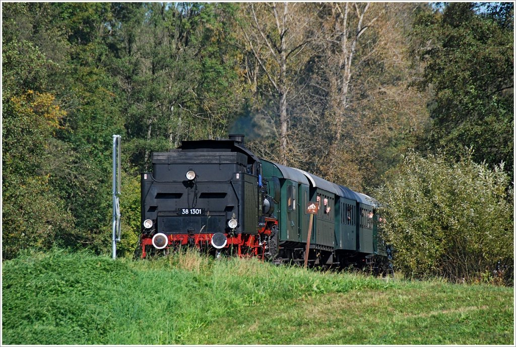 Mit dem Tender voraus bringt die GEG BR 38 1301 ihren Nostalgiezug nach Timelkam. Aufnahme vom 04.10.2009.