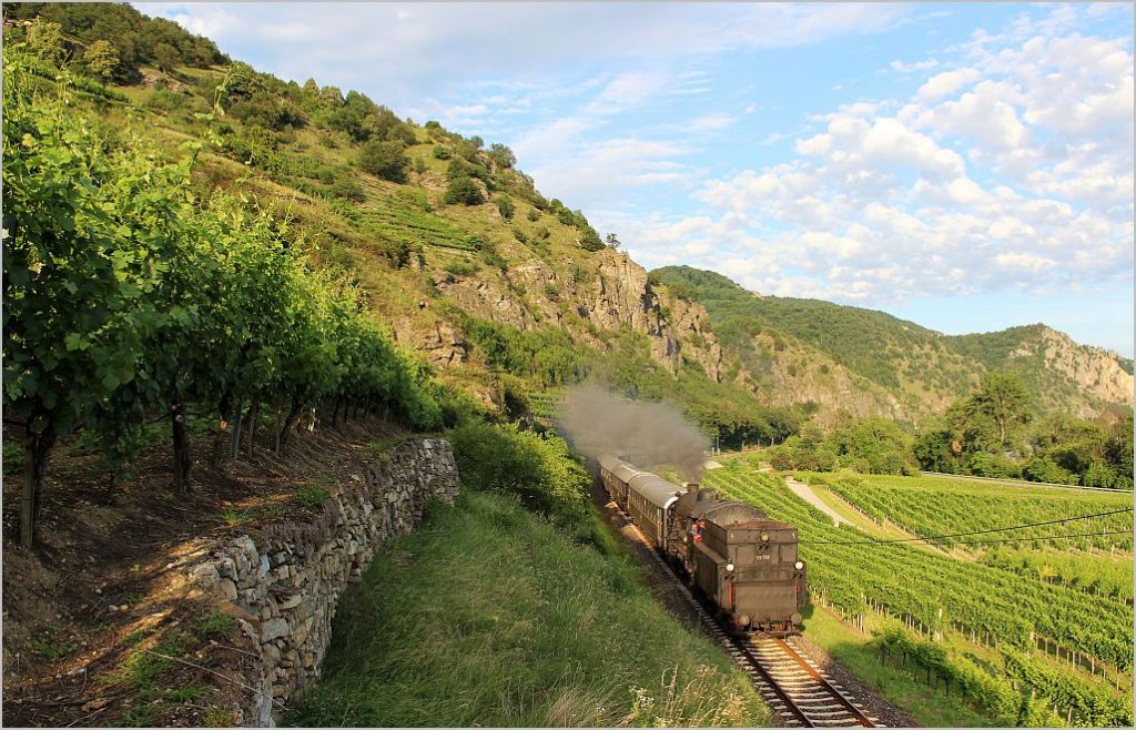 Mit dem Tender voraus fuhr die 33 132 von Brenner & Brenner von Wien/Heiligenstadt kommend durch die schne Wachau zur Sonnwendfeier nach Spitz. Die Aufnahme entstand zwischen Drnstein und Weienkirchen, 13.6.12