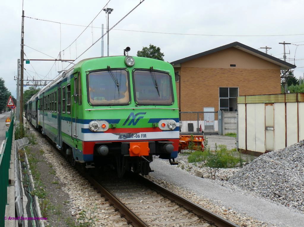 Mit dem Triebwagen EB860 06 am Zugende ist hier einer der �lteren Z�ge der FNM auf der S4 im Gro�raum Mailand unterwegs.

Seveso 2012-06-04 
