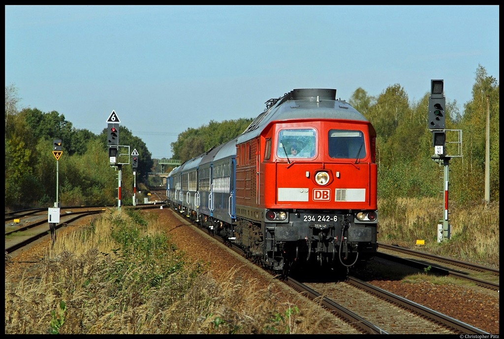 Mit dem tschechischen Schach-Express D 5821 ist 234 242-6 am 13.10.2012 Richtung Grlitz unterwegs. Hier durchfhrt der Zug den Bahnhof Arnsdorf.