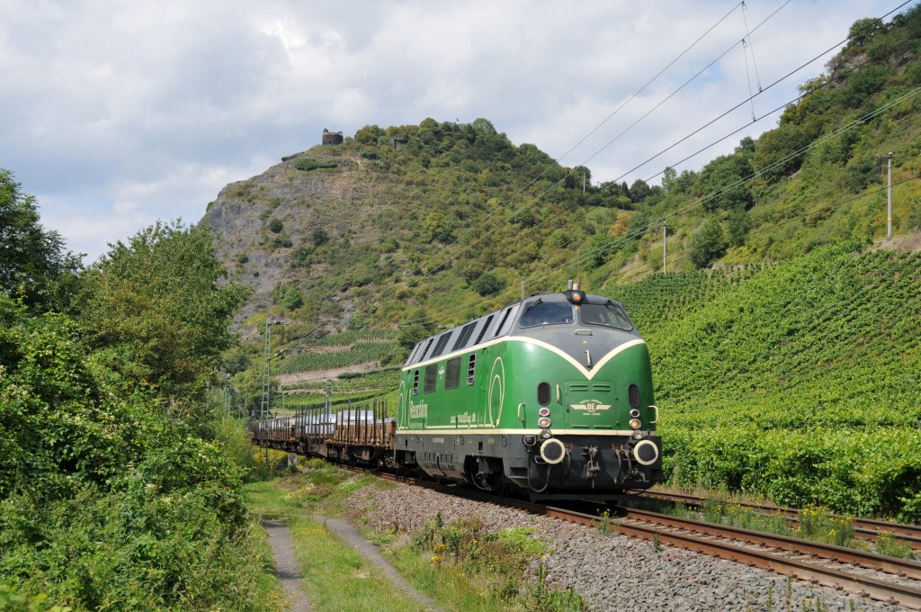Mit dem blichen Aluminiumzug am Haken fhrt 220 053-3 der Brohltaleisenbahn in Richtung Koblenz. Aufgenommen am 10/08/2011 bei Leutesdorf.