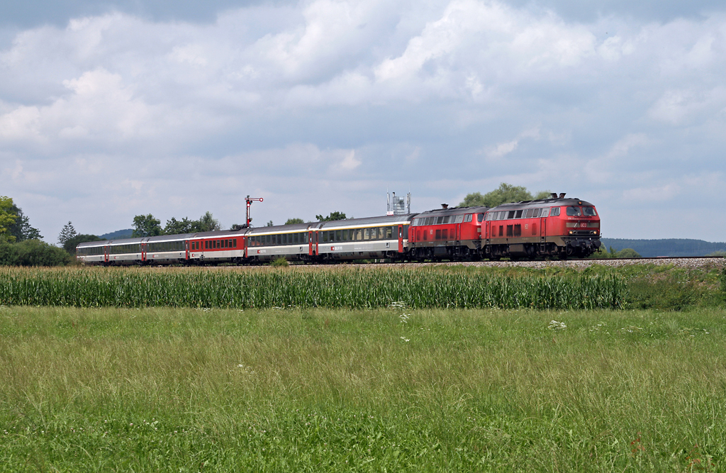 Mit dem um wenige Minuten verspteten EC 193 von Zrich nach Mnchen am Haken eilen 218 404 und 218 416 vom Werk Mhldorf am 04. August 2010 bei Sontheim (Schwab) durch das Unterallgu in Richtung Buchloe.