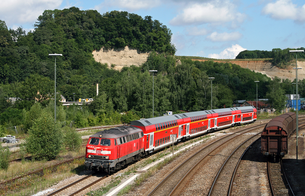 Mit dem um wenige Minuten verspteten IRE 4207 von Ulm nach Lindau erreicht die Ulmer 218 410 am 09. August 2010 den Bahnhof von Biberach (Ri).