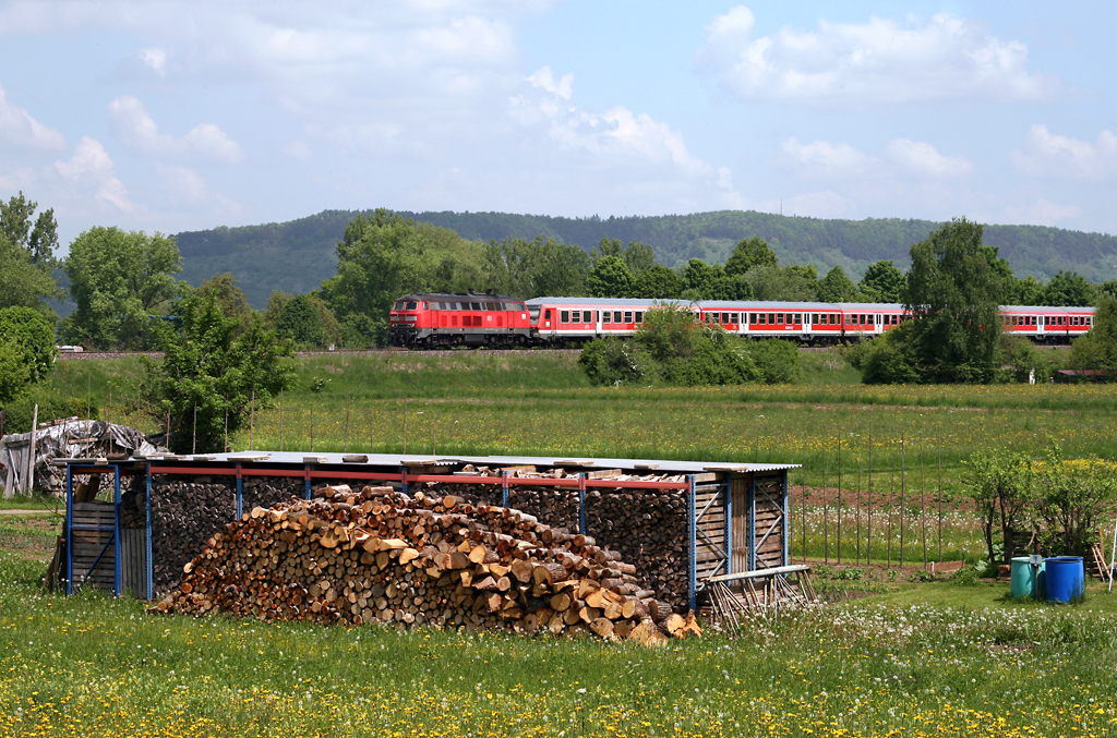 Mit dem umgeleiteten RE 19609 von Stuttgart nach Singen (Hohentwiel) ist die Ulmer 218 495 am 23. Mai 2010 bei Kiebingen unterwegs in Richtung Horb. Am Zugschluss hing bei diesem Zug die Stuttgarter 146 227.