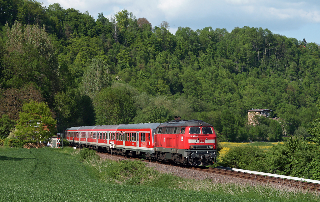 Mit dem umgeleiteten RE 19613 von Stuttgart nach Singen (Hohentwiel) ist 218 495 am 23. Mai 2010 bei Bad Niedernau in Richtung Horb unterwegs. Leider hat man der Ulmer Lok die meiner Meinung nach wenig fotogenen Pufferringe verpasst.