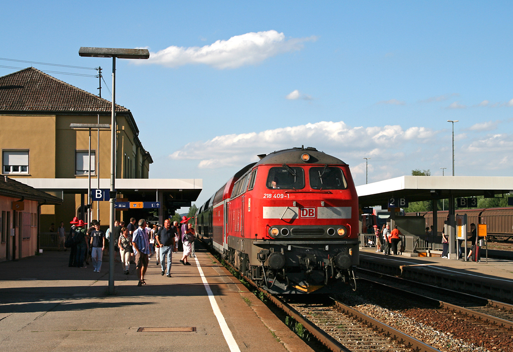 Mit dem verspteten IRE 4231 von Stuttgart nach Lindau erreicht die Ulmer 218 409 am 01. August 2010 den Bahnhof von Aulendorf.