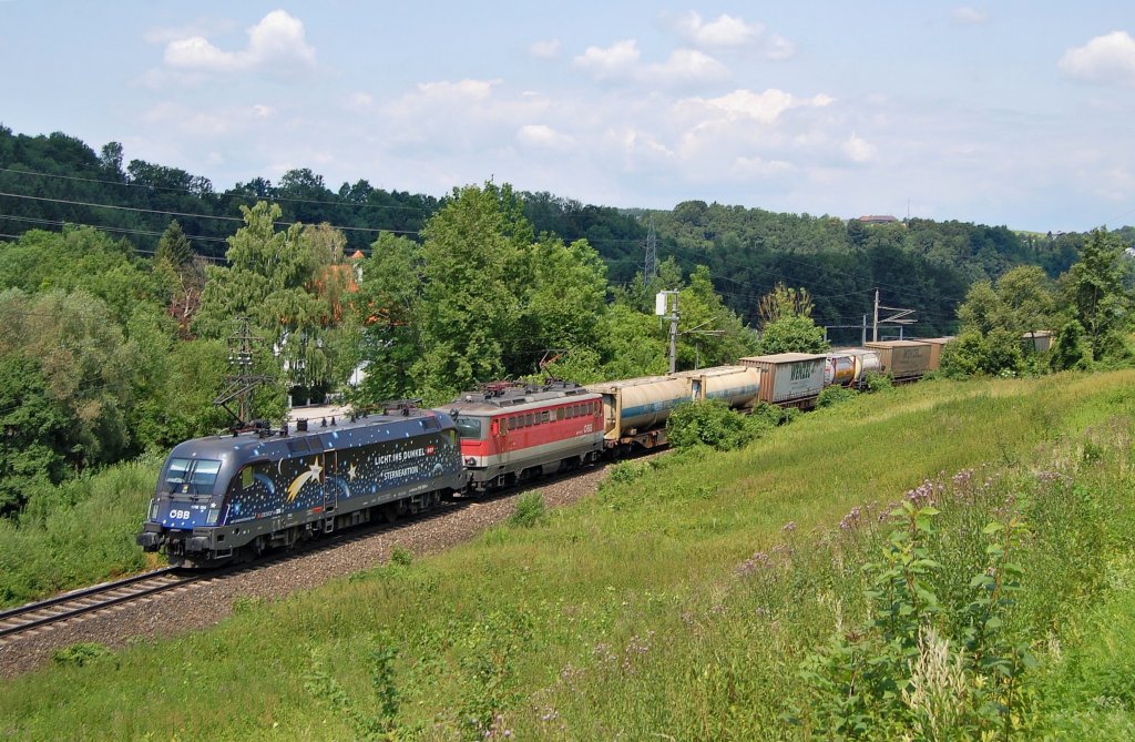 Mit dem Wenzelzug 43931 sind am 13.07.2013 die 1116 126 und die 1142 628
bei Kremsmnster unterwegs gewesen.