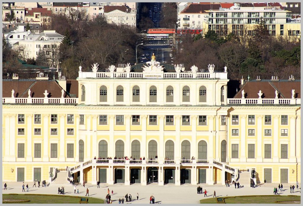 Mit dem Wiener Schloss Schnbrunn im Vordergrund fhrt diese Altlack-1142 mit REX 1624 Richtung St. Valentin. Das Bild entstand am 31. Dezember 2011 bei der Gloriette.