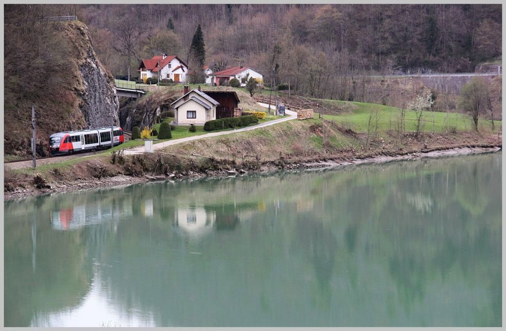 Mit dem Zugpaar 3607/3616 kommen die 5022 unter der Fahrleitung in den Graben bis Kleinreifling. Hier am Ennsufer in Groraming. 10.4.12
