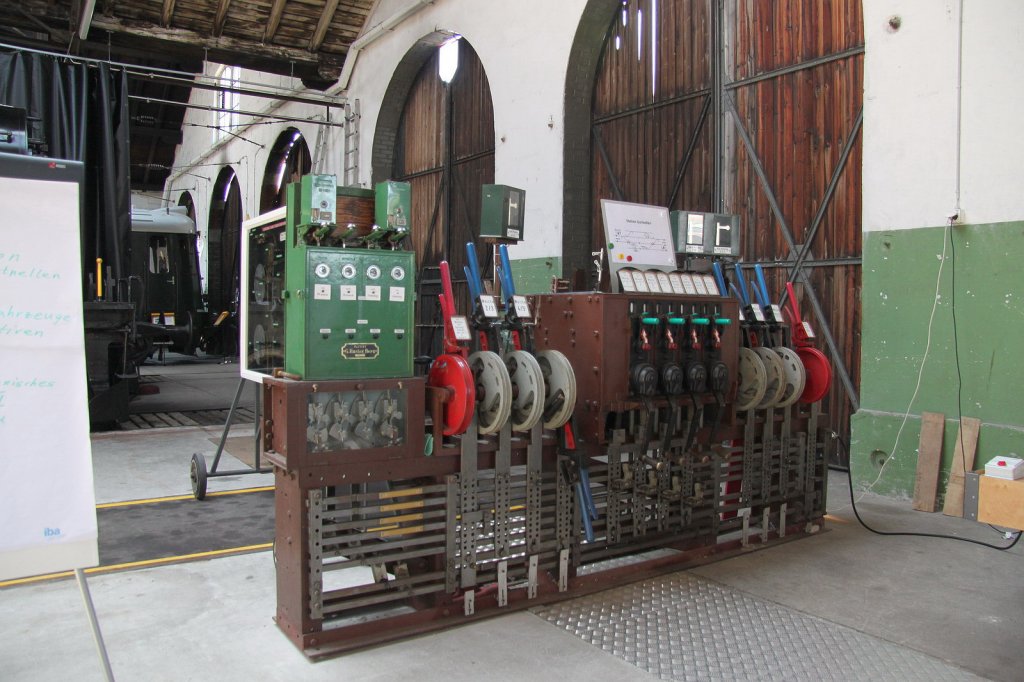 Mit diesem alten mechanischen Stellwerk,werden auf einer HO Anlage(bei Vorfhrungen)Signale und Weichen gesteuert.Im unteren Teil ist gut die mech.Verriegelung zu erkennen.Romanshorn 16.06.13