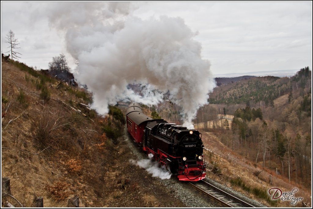 Mit diesem Bild mchte ich verabschieden. 99 7237 -3 mit dem Zug gen Brocken. Ein Bild von vielen das ich mit Julian H. auf unserer  Ossi-Tour  machen durfte. Mit diesem Bild mchte ich auch bekannt geben, dass ich aus der aktiven Zug-fotografie aussteigen werden. Ich werde nur noch gelegentlich mal ein Bild von Veranstaltungen oder so hochladen, aber das wars erstmal fr mich. Die Grnde dafr sind einfach Persnliche und berufliche Grnde. Es war eine Tolle Zeit - Danke an alle ! Viele Gre und weiterhin viel Erfolg ! 
(PS: Bahnbilder.de bleiben ich gerne noch als Admin fr weiter Jahre erhalten, sofern gewnscht. Denn, fotografieren tu ich weiterhin, nur nicht mehr soviel Zge)