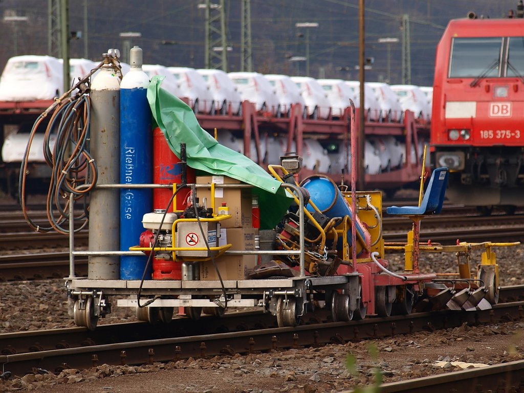Mit diesem Gert werden die Schienen vor dem verschweien mit Hilfe von Gasbrennern auf Temperatur gebracht. Die Schienen mssen ca.23 Grad warm sein bevor sie mit dem Thermit-Schnellschweiverfahren verbunden werden knnen.
