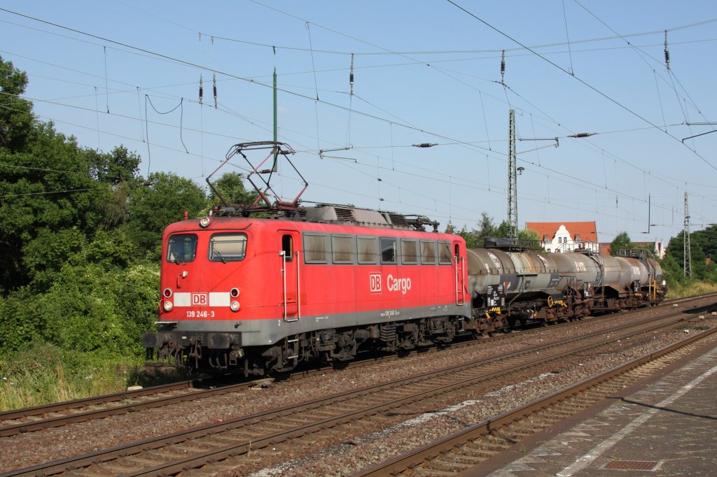 Mit diesem Kesselwagenzug, bestehend aus 3 Wagen, hat sich 139 246-3 trotz Hitze bei der Fahrt in Richtung Magdeburg sicher nicht beranstrengt. Fotografiert am 14.06.2010 in Schnebeck(Elbe).