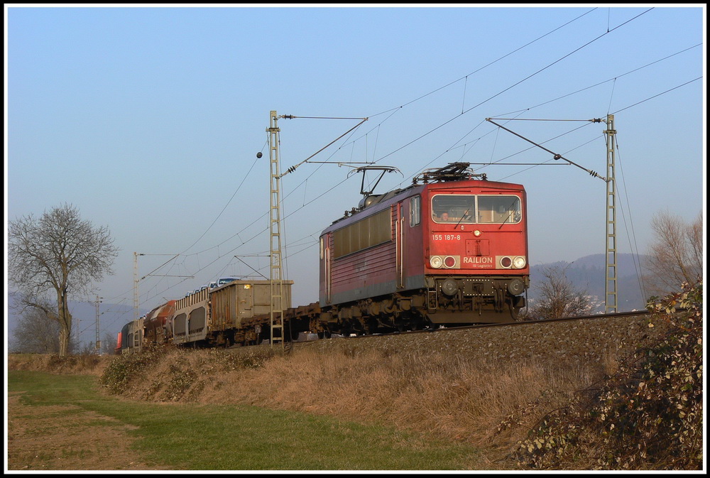 Mit diesem kurzen Gterzug hatte 155 187 sicherlich keine Mhe. Bei Ltzelsachsen ist die Fuhre in den letzten Sonnenstrahlen des 19.12.2007 unterwegs zu ihrem Ziel Mannheim Rbf.