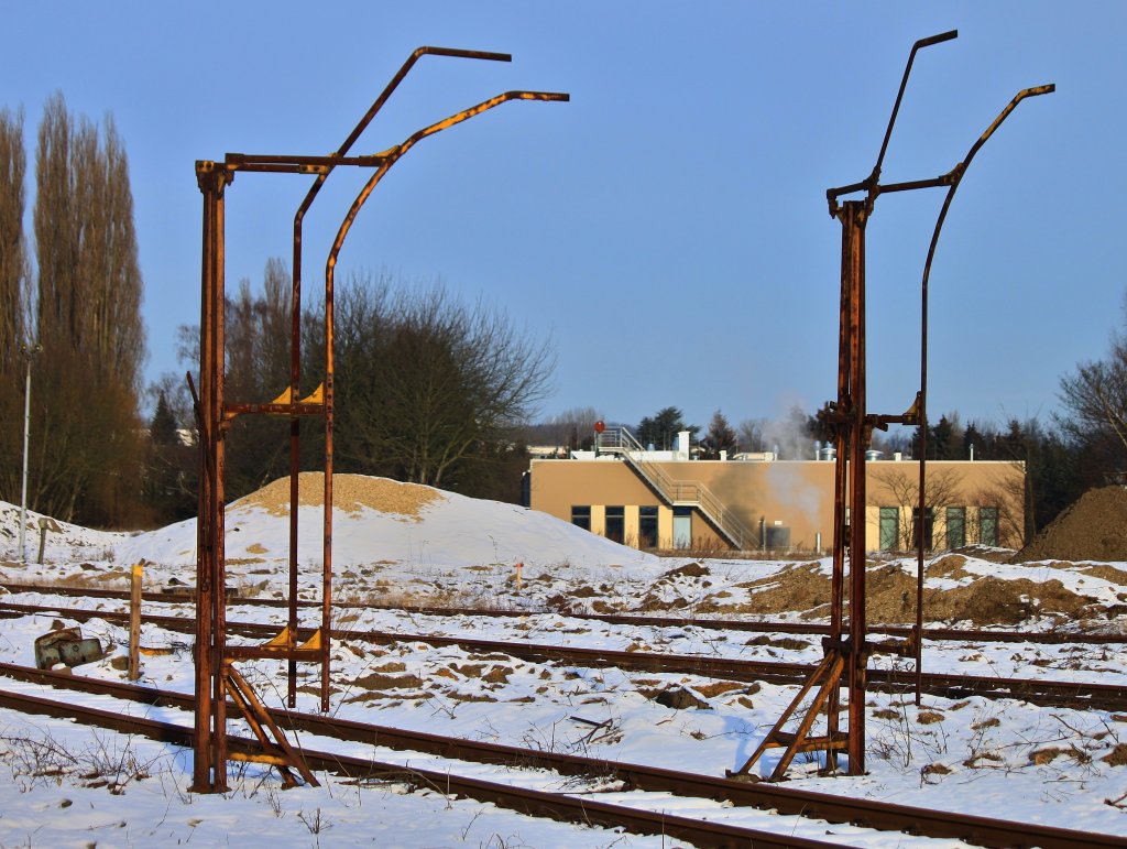 Mit diesem Ladema (danke Kay) wurde frher das Profil der Gterwagen nach dem beladen in Aachen West gemessen bevor sie den Gterbahnhof verlassen und auf die Hauptstrecke fahren. Lange steht es nicht mehr dort, die Gleisanlgen werden abgebaut um dem neuen Hochschulcampus der RWTH Platz zu machen. (05.02.2012)