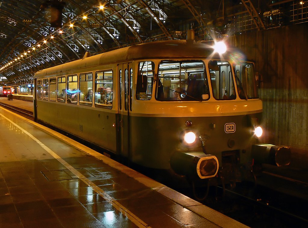 Mit diesem Schienenbus der RSE gings vom Klner Hbf. ins Rheinische Industriebahnmuseum, zu einer Veranstaltung im Rahmen der langen Nacht der Museen in Kln am 7.11.09 . Gru an die Kollegen Meyer und Klien 