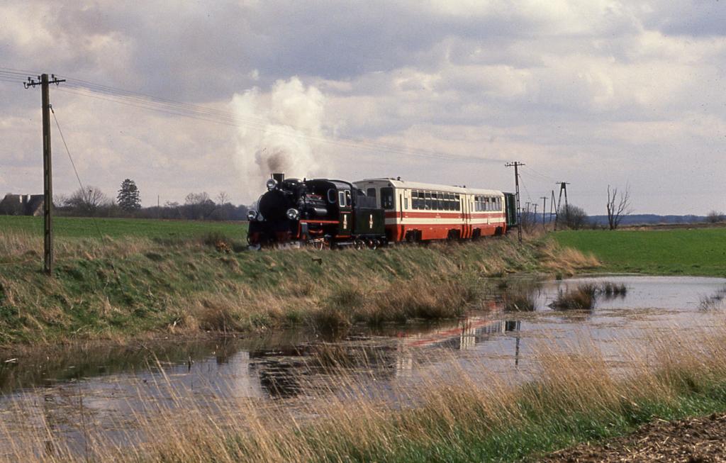 Mit diesem schmucken Sonderzug, gefhrt von Px 48-4901, fuhren wir am
17.4.1992 von Gryfice nach Rewal. An einem Weiher kurz vor Rewal entstand
dieses Foto.