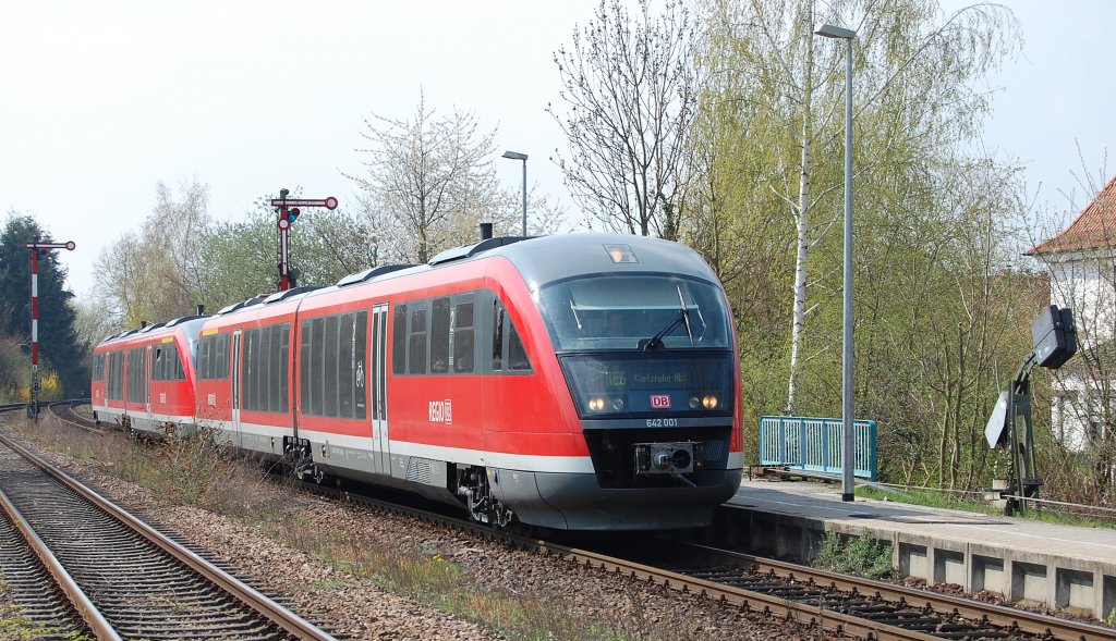 Mit diesem Zug begann  das Desaster . Der erste  Desastro  alias 642 001 fhrt hier am 10.4.2010 in den Bahnhof von Kandel ein.