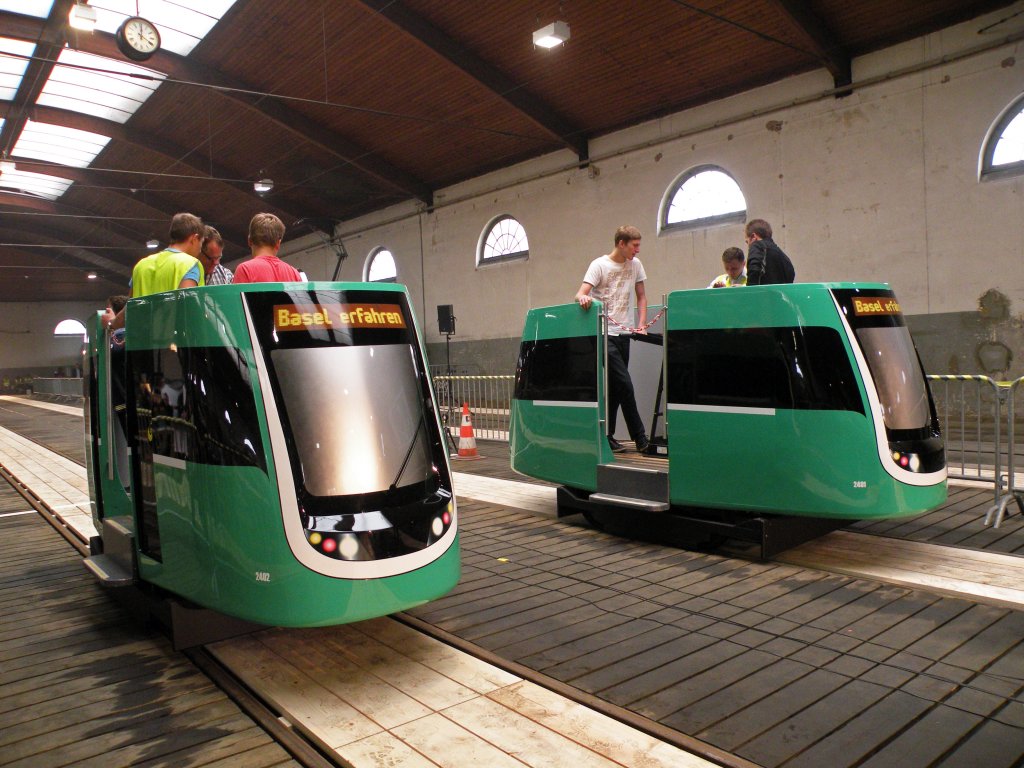 Mit diesen beiden Modellen mit den Betriebsnummern 2401 und 2402 mit Handantrieb (Draisine) konnte man ein Rennen gegen die Uhr durch das ganze Depot Dreispitz machen. Die Aufnahme stammt vom 14.10.2012.