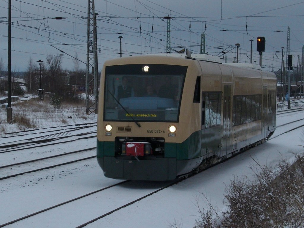 Mit drei Mann im Fhrerstand verlie PRE 80111 am 13.Januar 2010 VT 650 032 Bergen/Rgen nach Lauterbach Mole.