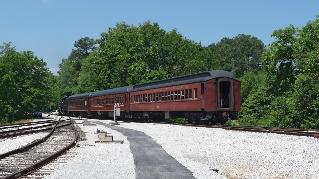 Mit drei Wagen ist der Zug keine Mhe fr die alte Dampflok (Chattanooga, 30.5.09).