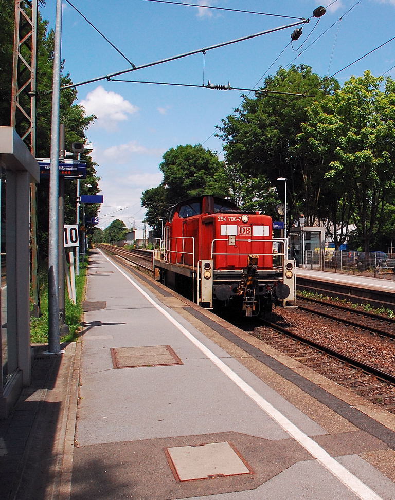 Mit drhnendem Motor in voller Fahrt kommt die 294 706-7 auf Gleis zwei durch Stommeln gefahren in Richtung Kln....17.6.2012