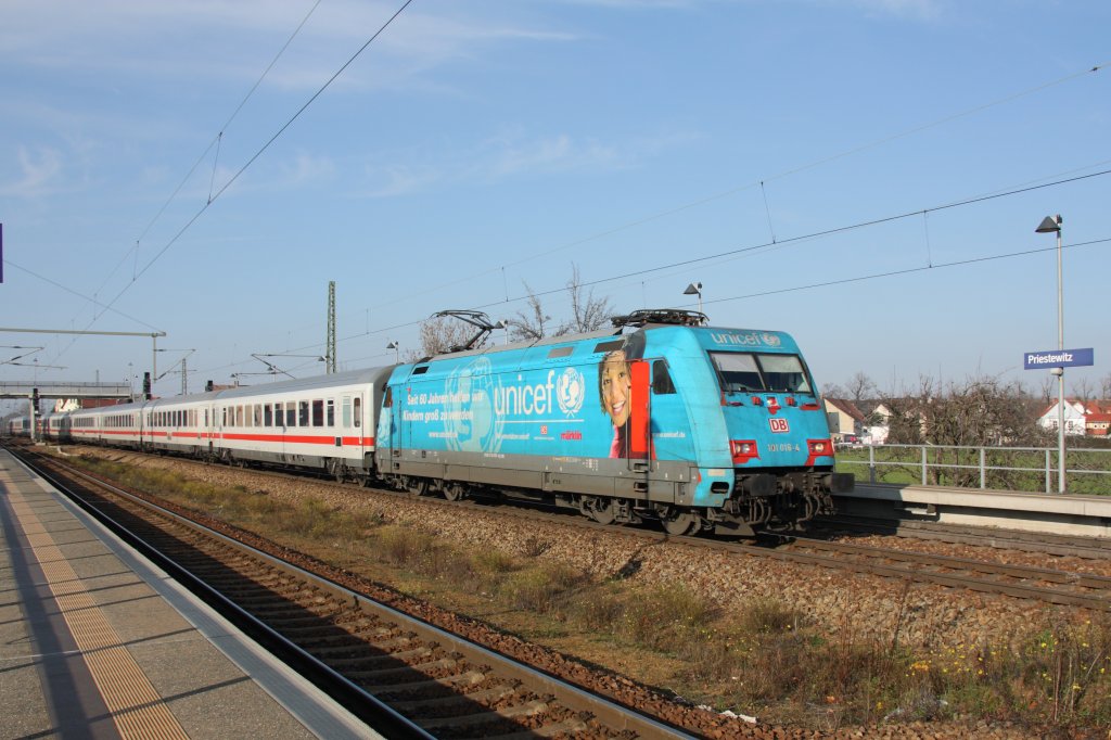 Mit EC 175 nach Budapest fhrt 101 016-4 (Unicef) durch Priestewitz in Richtung Dresden. Fotografiert am 21.11.2010. 